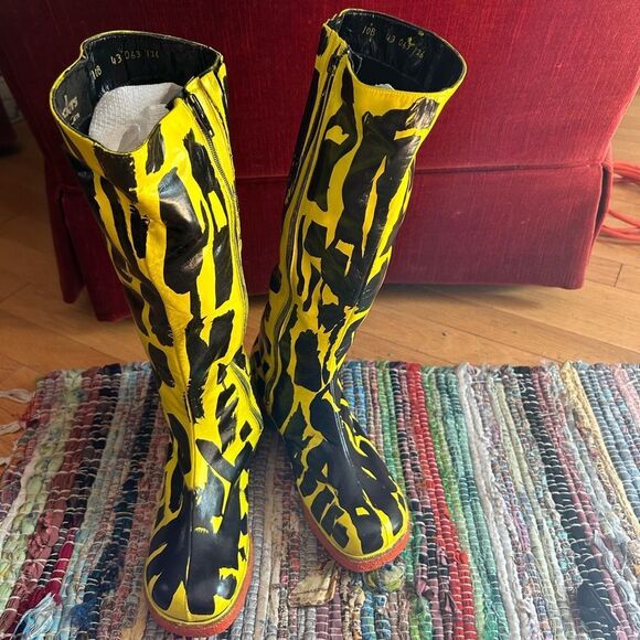 Vibrant Yellow and Black Women's Heeled Boots 10 - Picture 2 of 16